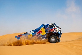 Tatarstan President Rustam Minnikhanov congratulates KAMAZ-Master team on their victory at Dakar-2020